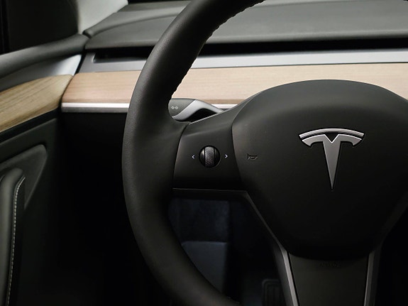 Tesla Model Y 25 of 30