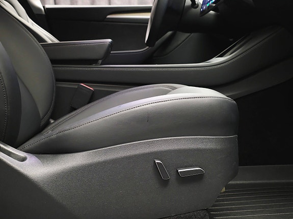 Tesla Model Y 21 of 30