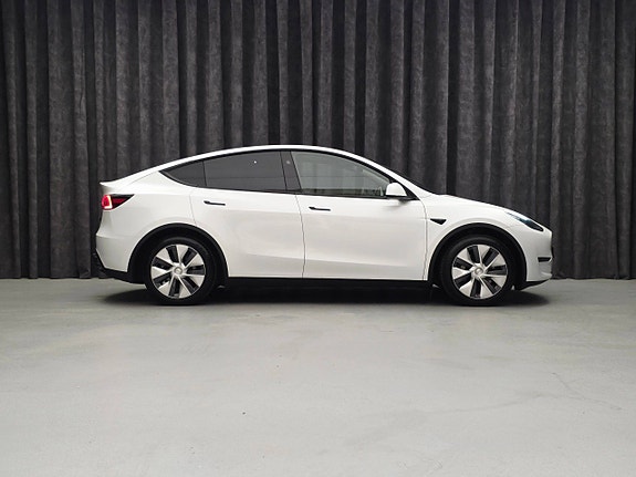 Tesla Model Y 8 of 30