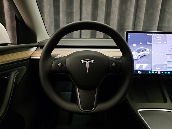 Tesla Model Y 24 of 30