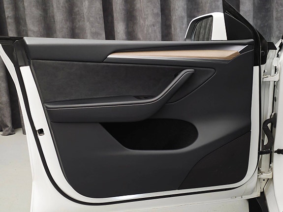 Tesla Model Y 16 of 30