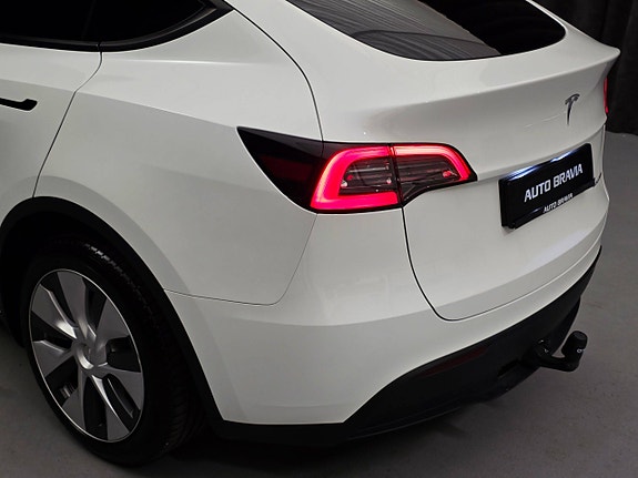 Tesla Model Y 14 of 30