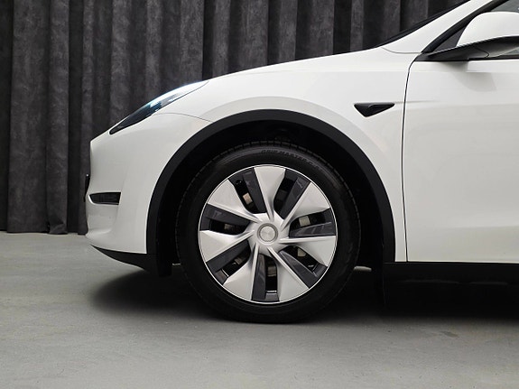 Tesla Model Y 12 of 30