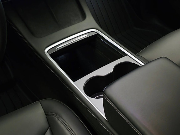 Tesla Model Y 28 of 30
