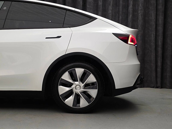 Tesla Model Y 13 of 30