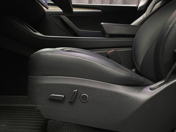Tesla Model Y 19 of 30