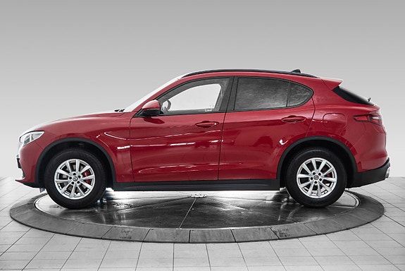 Alfa Romeo Stelvio 2 of 28