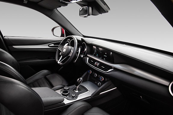 Alfa Romeo Stelvio 16 of 28