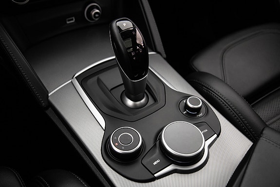 Alfa Romeo Stelvio 22 of 28