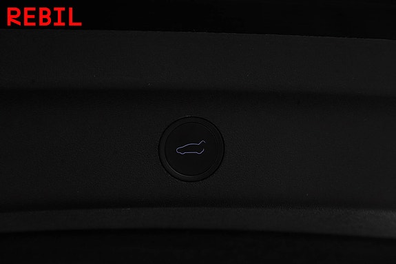 Tesla Model Y 26 of 28