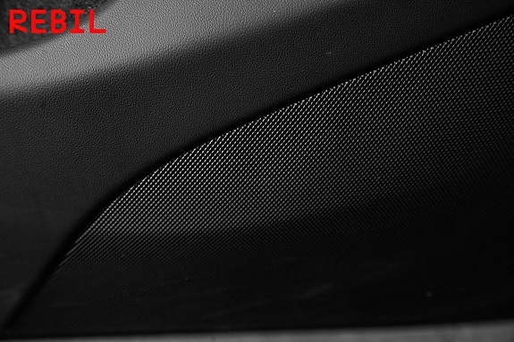 Tesla Model Y 20 of 28