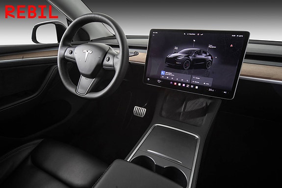 Tesla Model Y 14 of 28