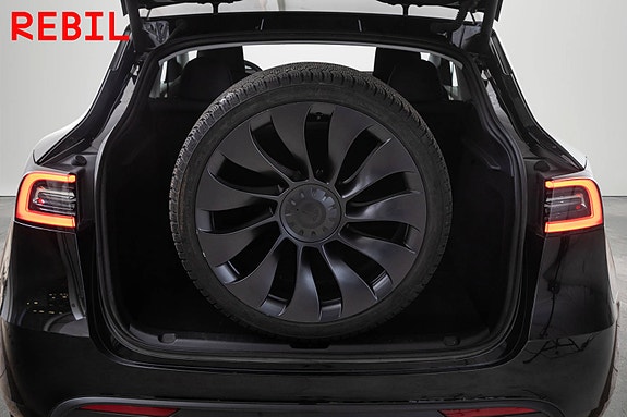 Tesla Model Y 25 of 28