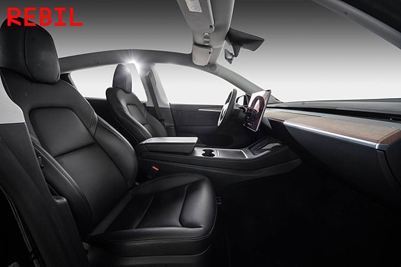Tesla Model Y 23 of 28