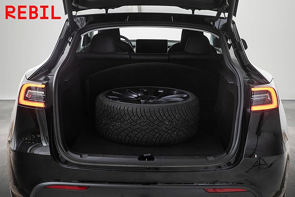 Tesla Model Y 24 of 28