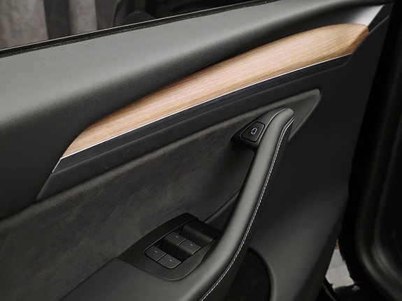 Tesla Model Y 14 of 30