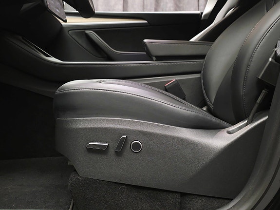 Tesla Model Y 16 of 30