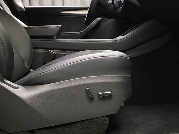 Tesla Model Y 18 of 30