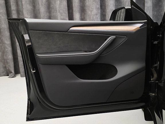 Tesla Model Y 13 of 30