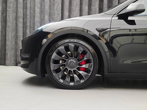 Tesla Model Y 10 of 30