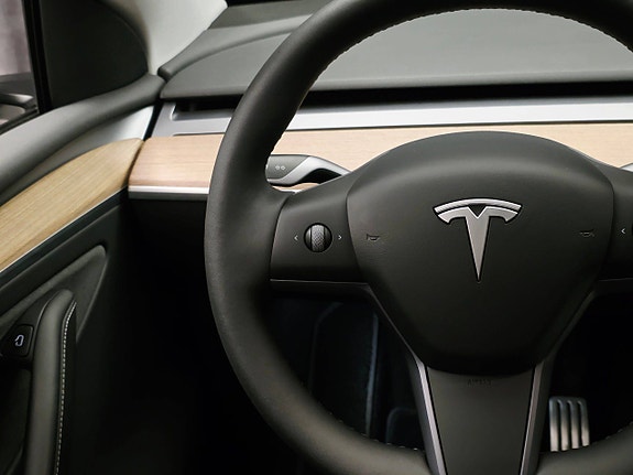 Tesla Model Y 22 of 30