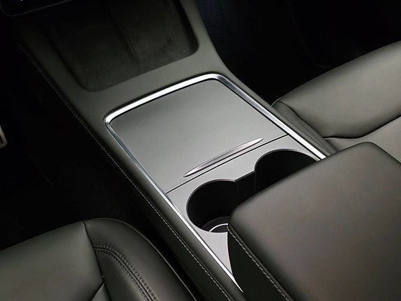 Tesla Model Y 24 of 30