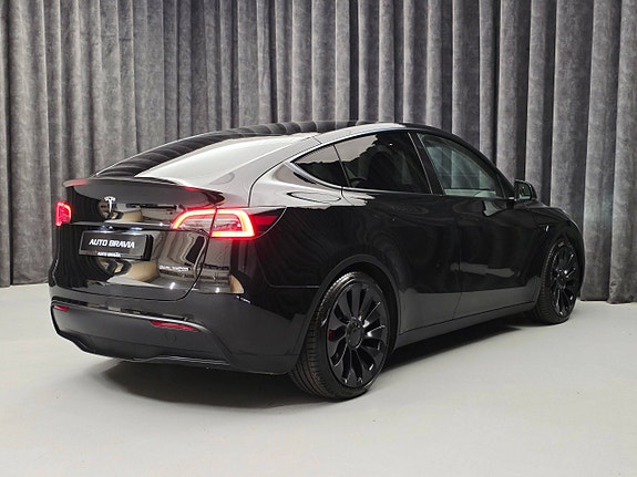 Tesla Model Y 7 of 30