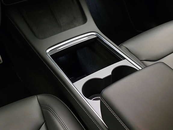 Tesla Model Y 25 of 30
