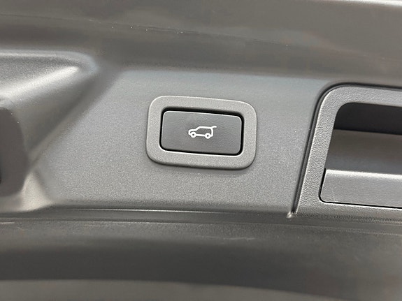 Land Rover Range Rover Velar 8 of 28