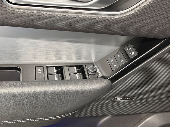 Land Rover Range Rover Velar 14 of 28