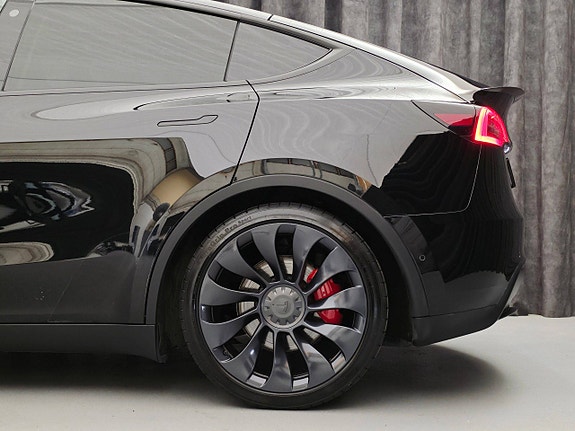 Tesla Model Y 14 of 30