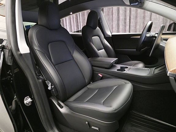 Tesla Model Y 23 of 30