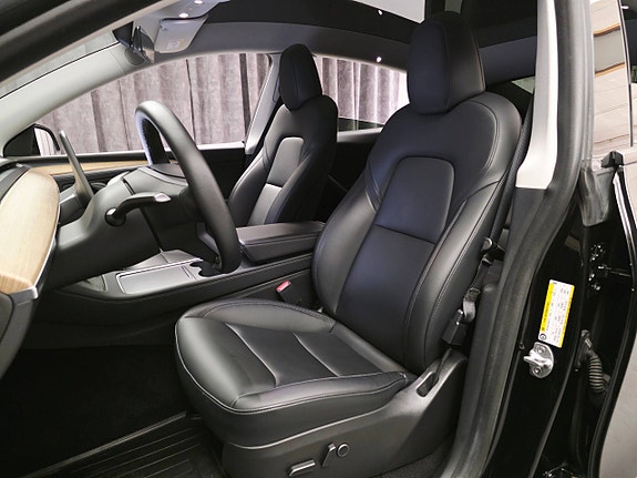 Tesla Model Y 21 of 30