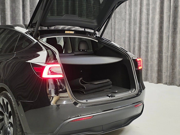 Tesla Model Y 18 of 30