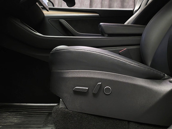 Tesla Model Y 22 of 30