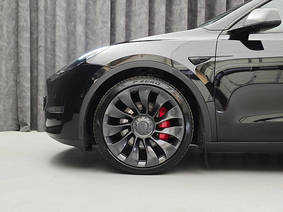 Tesla Model Y 12 of 30