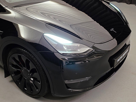 Tesla Model Y 10 of 30