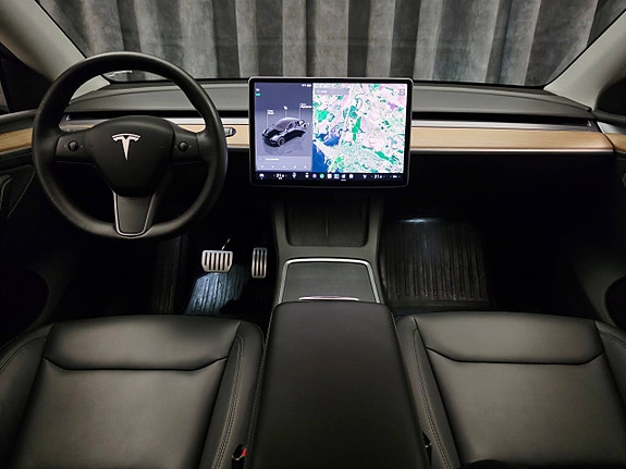 Tesla Model Y 25 of 30