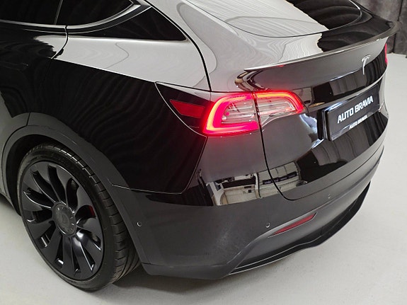 Tesla Model Y 16 of 30