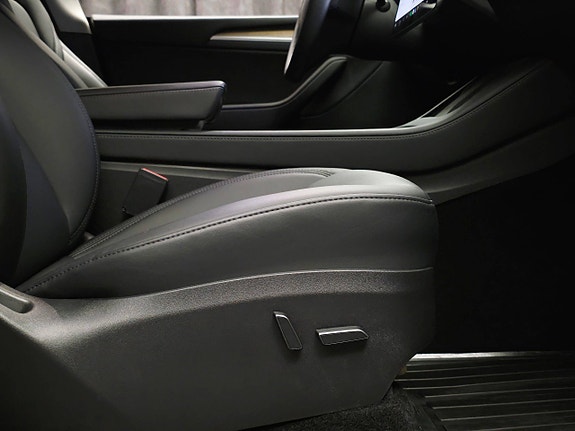 Tesla Model Y 24 of 30