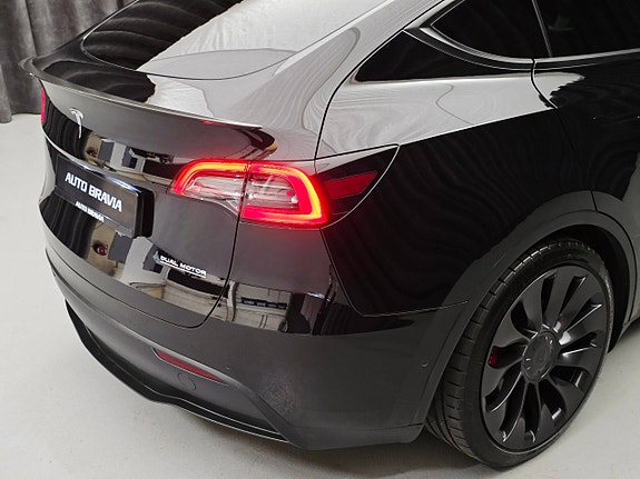 Tesla Model Y 17 of 30