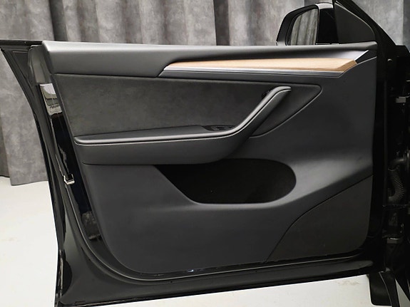 Tesla Model Y 19 of 30