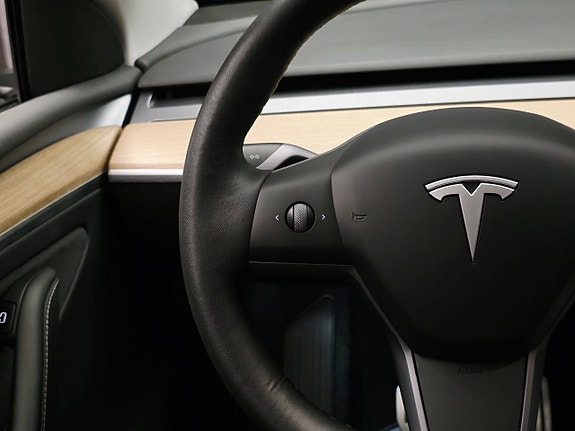 Tesla Model Y 28 of 30
