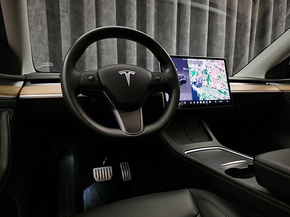Tesla Model Y 26 of 30
