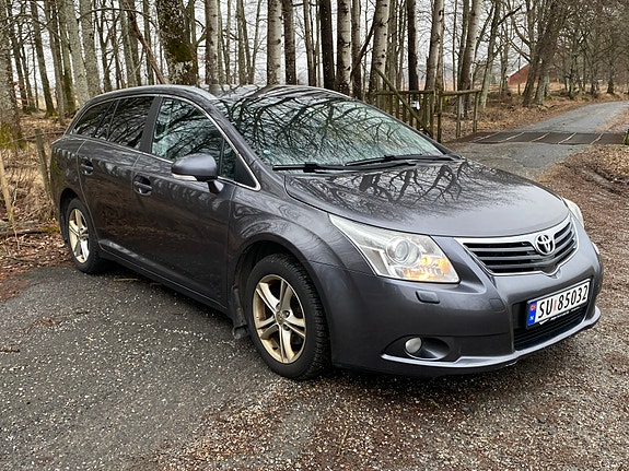 Toyota Avensis 2 of 23