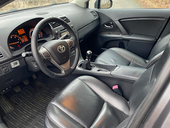 Toyota Avensis 9 of 23