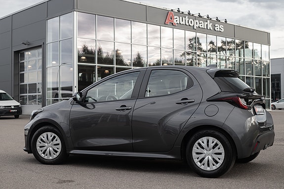 Toyota Yaris 5 of 30