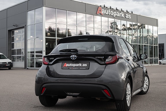 Toyota Yaris 8 of 30
