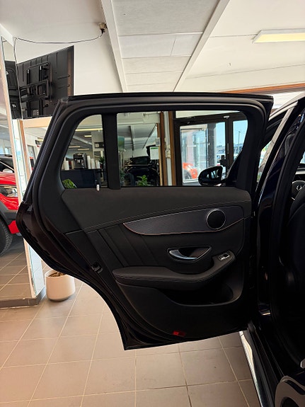 Mercedes-Benz EQC400 29 of 30