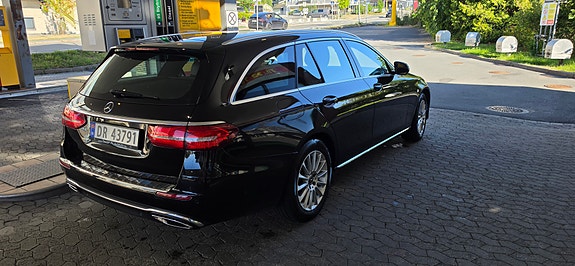 Mercedes-Benz E220 d 2 of 17